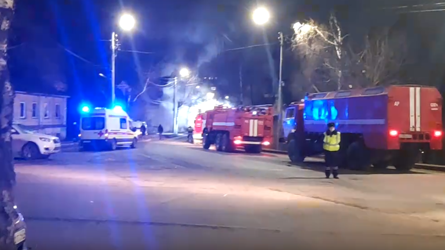 Признанный аварийным трехэтажный дом загорелся в Кирове