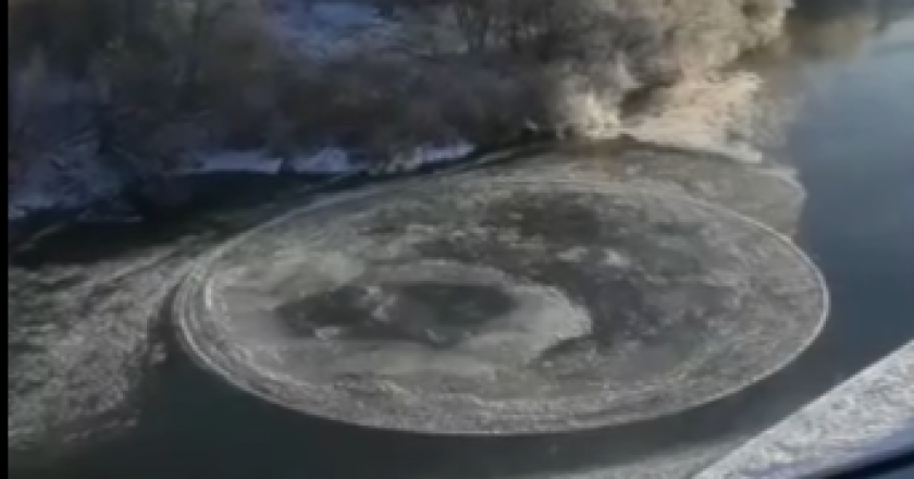 В Кировской области наблюдали ледяной диск - очень редкое явление в природе, которое можно увидеть в период ледостава на реках.