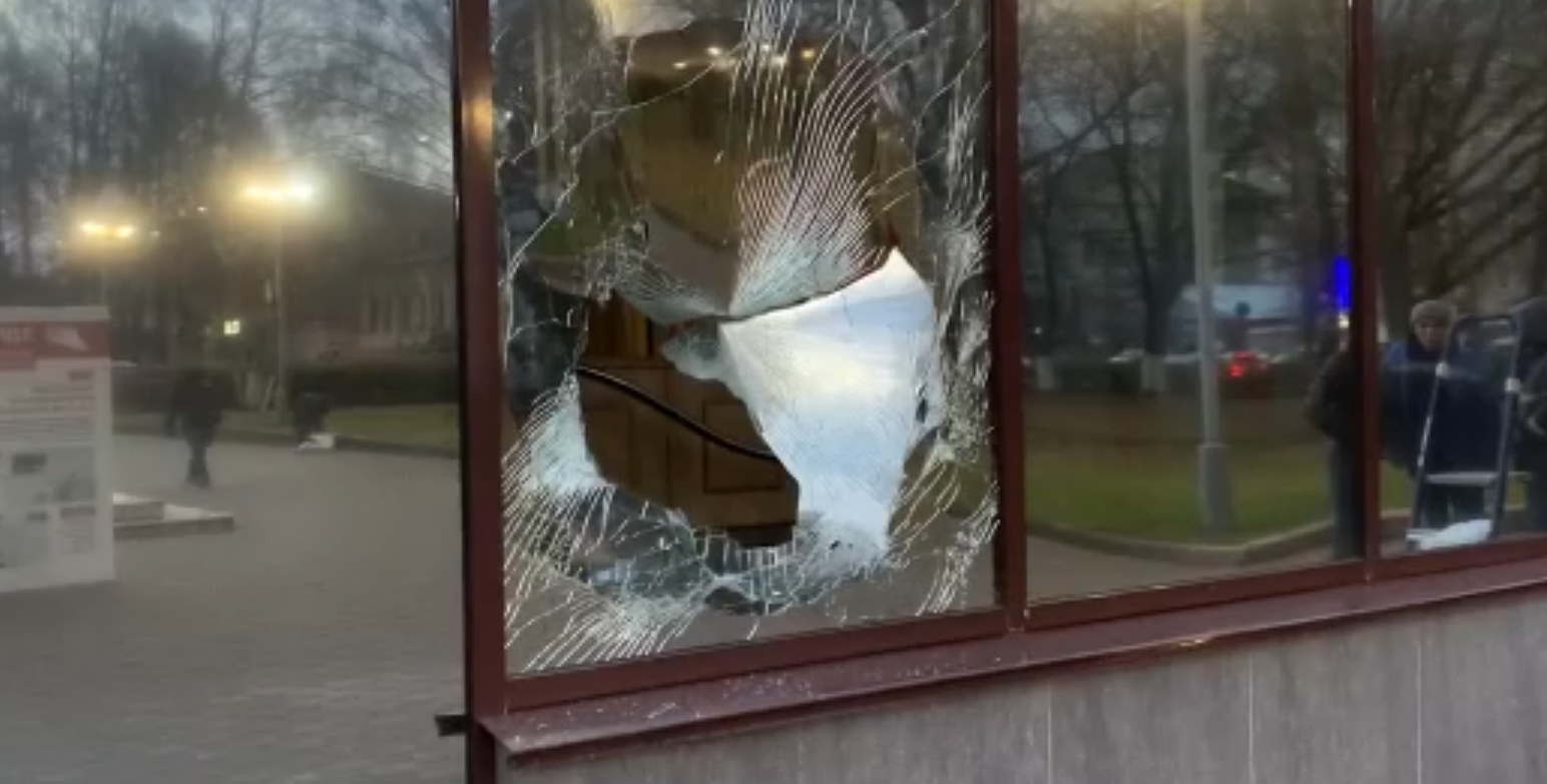 разбил овно в здании правительства в Кирове