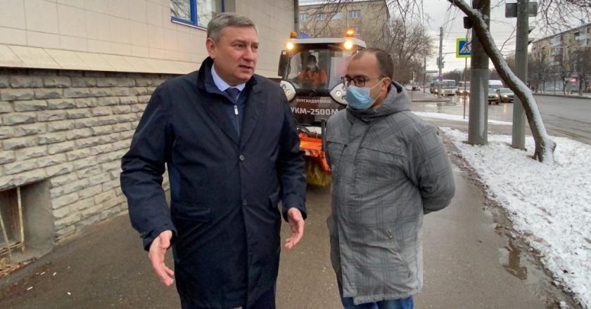 В Кирове почти не чистят второстепенные улицы от снега