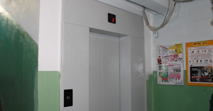 Инвалид с тяжелым заболеванием больше трех месяцев вынуждена ходить пешком с 9-го этажа из-за неработающего лифта