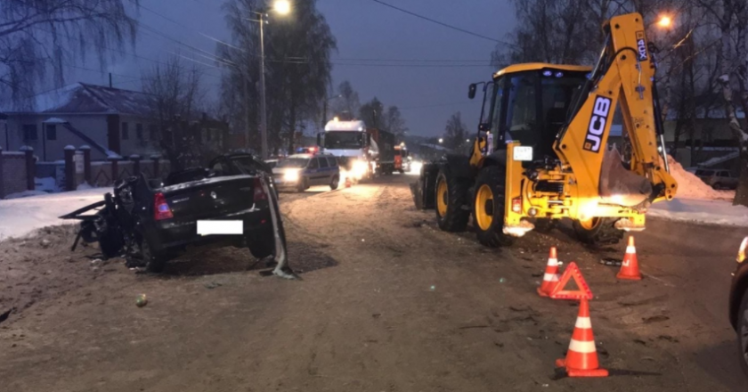 В Кирове женщина-водитель «Рено Логан» врезалась в трактор