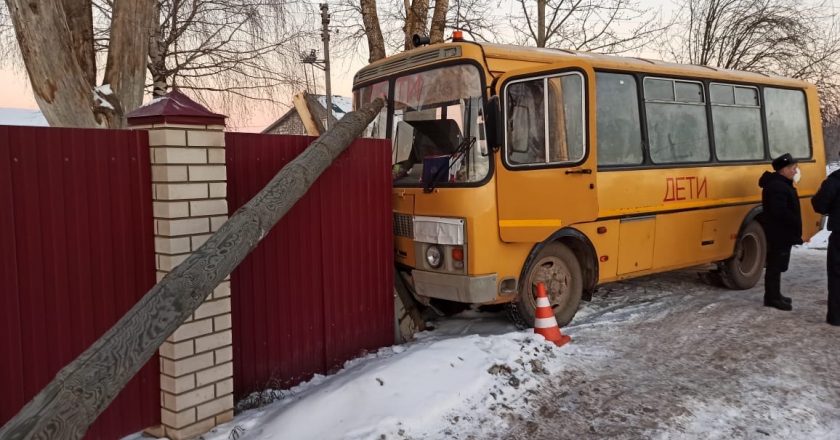 В Кирове школьный автобус снёс столб и врезался в забор