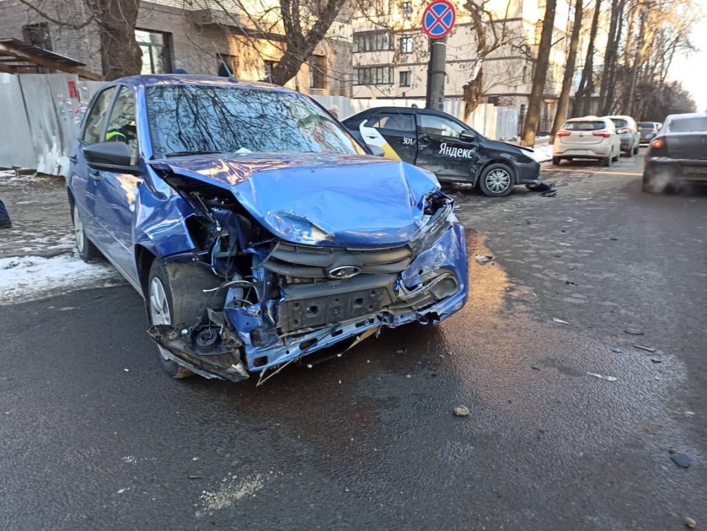 В центре Кирова в ДТП пострадали три человека