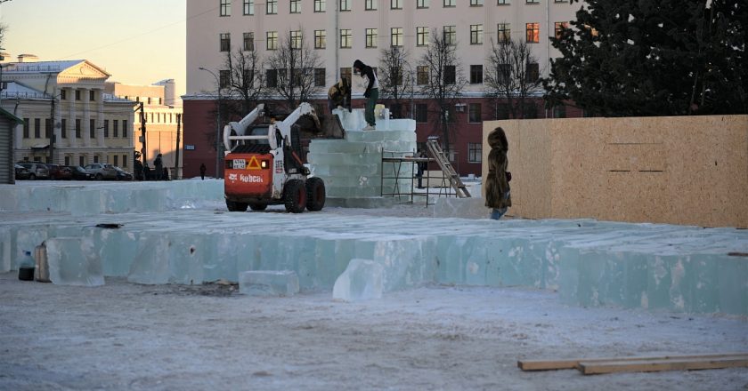 Театральную площадь в Кирове начали оформлять к Новому году