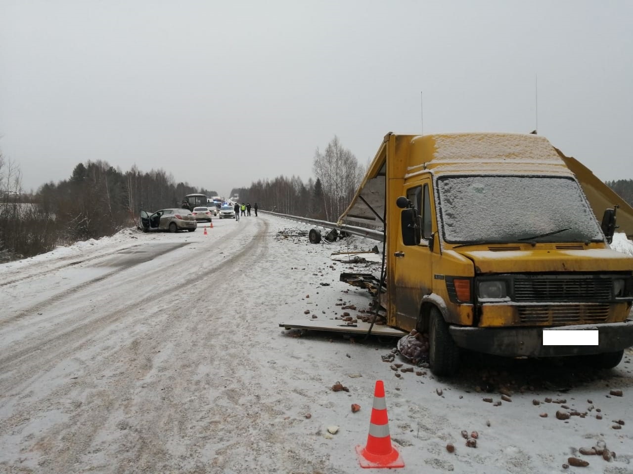 В Кировской области сегодня днём, 25 декабря, произошла серьёзная авария, в которой пострадали шесть человек. ДТП случилось в 12 часов 30 минут на 408 километре федеральной автодороги «Вятка» в Юрьянском районе. На трассе столкнулись автомобили «Мерседес Бенц» и «Хендай».