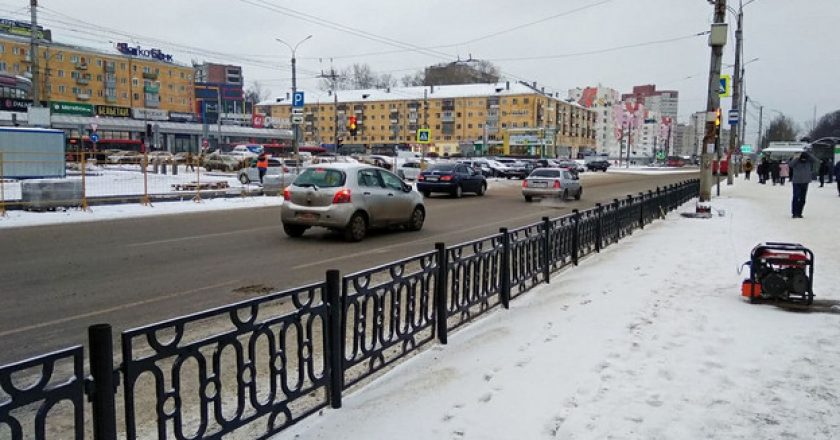 В Кирове возле железнодорожного вокзала установлен чугунный забор