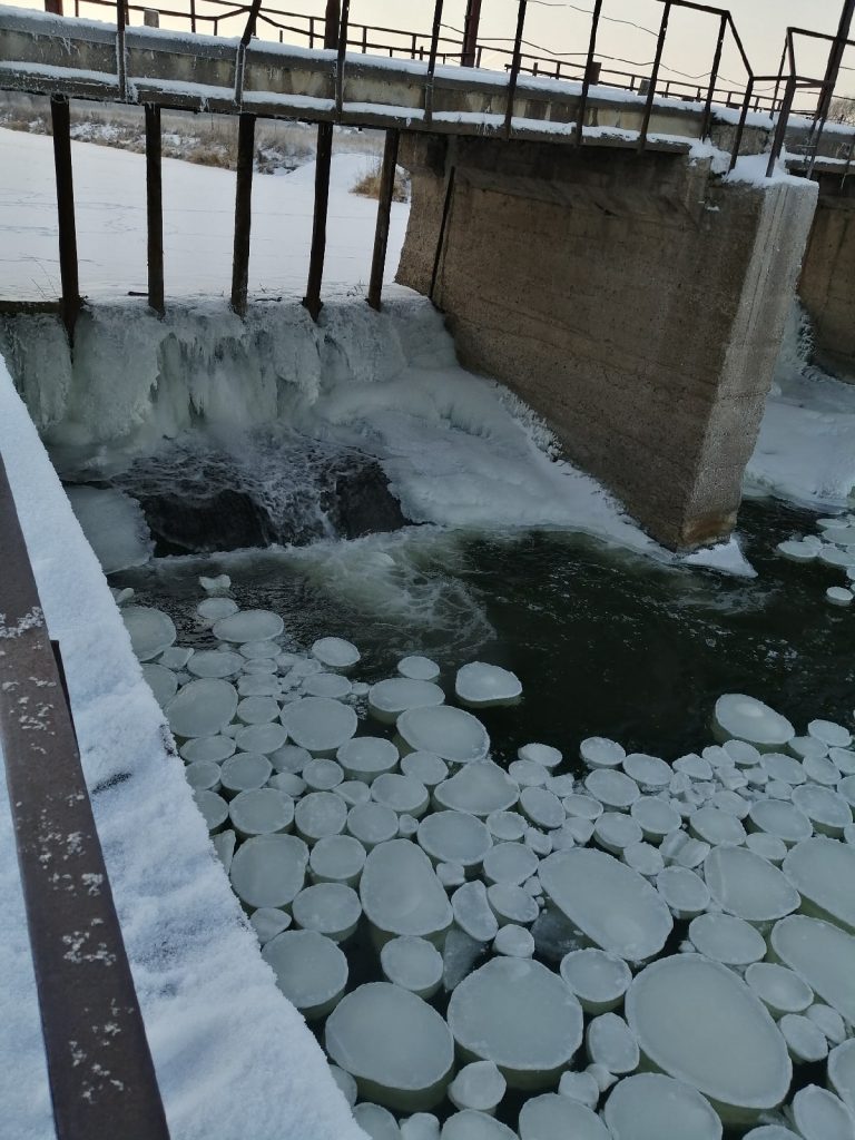 Житель Яранска Кировской области Дмитрий Большаков сфотографировал на реке в Яранске необычное природное явление - блинчатый лёд.