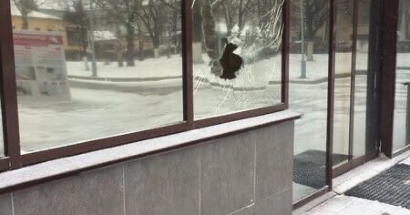 Разбитое окно в здании правительства оценили в 87 тыс. рублей