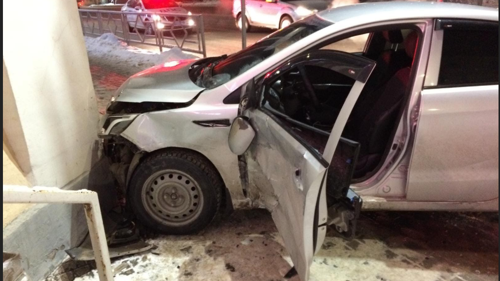 В Кирове вчера, 30 декабря в ДТП пострадали шесть человек. Среди них девушка-водитель автомобиля  «Киа Рио». Как сообщили в ГИБДД, авария произошла в 5 часов 19 минут на улице Ленина, напротив дома №76 г.