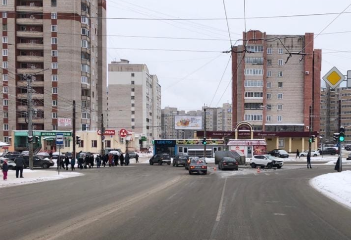 В Кирове за минувшие сутки произошло шесть дорожных аварий. В них пострадали шесть человек. В их числе двое детей.  Как сообщалось ранее, на улице Производственной сбили 8-летнего мальчика. 