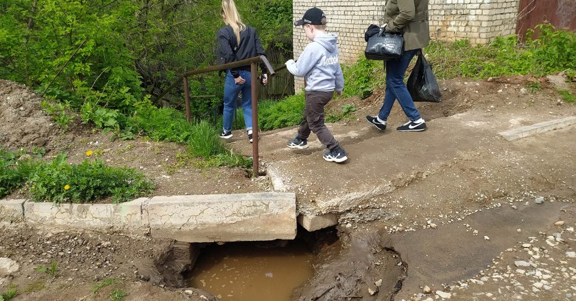 Администрацию Кирова обязали взять на баланс мост через Хлыновку