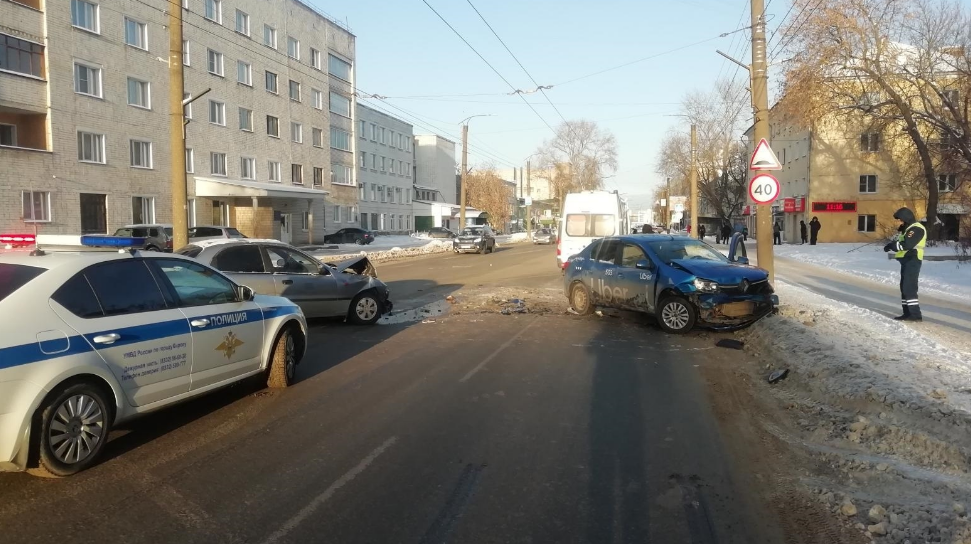 В Кирове в ДТП с такси пострадали три человека