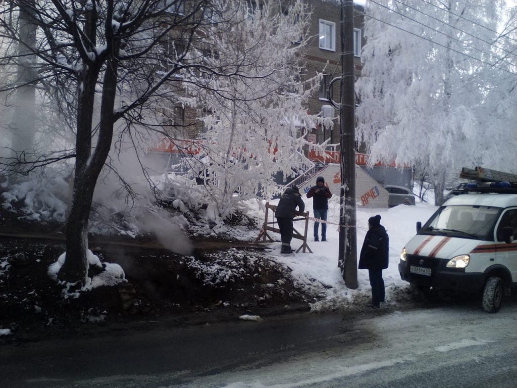 В центре Кирова провалилась земля над теплотрассой