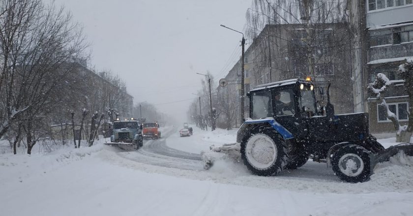 Подрядчики ведут патрульную очистку дорог и тротуаров