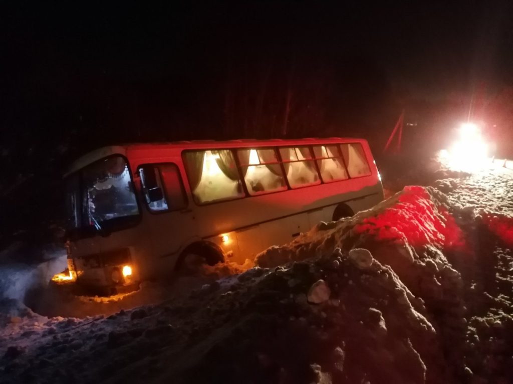 В Кировской области пассажирский автобус съехал в кювет