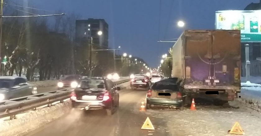 В Кирове иномарка врезалась в припаркованный грузовик