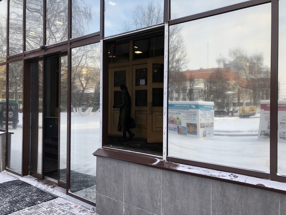 В кировском правительстве разбили окно
