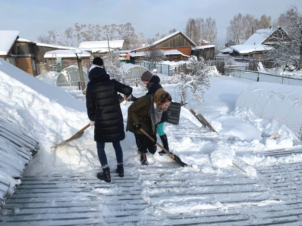 В Кировской области стартовала волонтерская акция по уборке снега у домов, где живут ветераны и пенсионеры