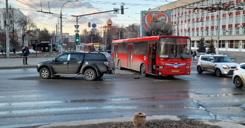 Пассажирский автобус попал в аварию в Кирове