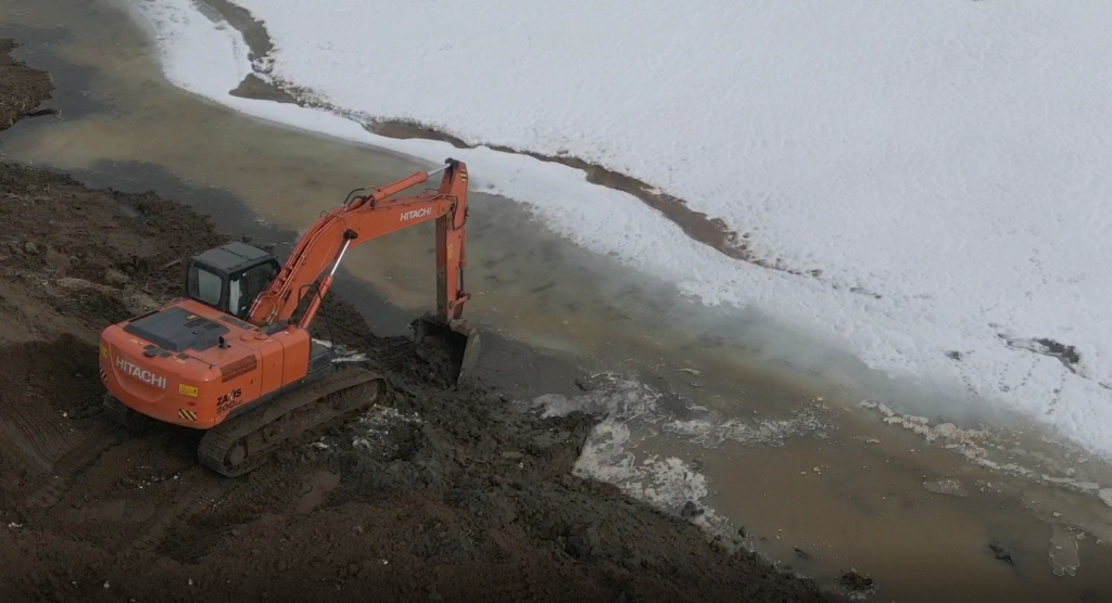 В водоохранной зоне реки Чахловица незаконно строят водоем