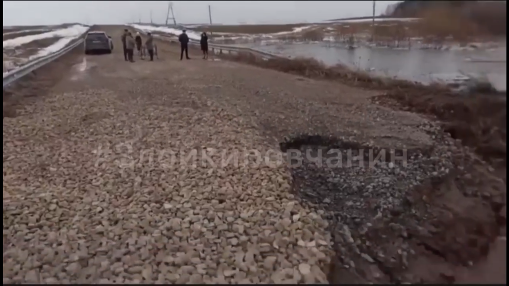 В Кировской области размыло дорогу
