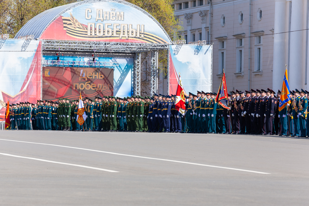 Май сцен. Парад Победы город Трехгорный. Парад на театральной площади. Театральная площадь парад Победы. Мероприятие на театральной площади Киров.