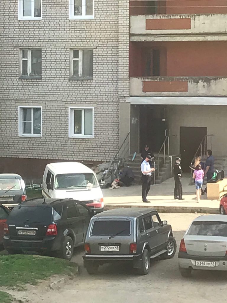 В Кирове на Филейке с крыши 14-этажки  упала и разбилась женщина