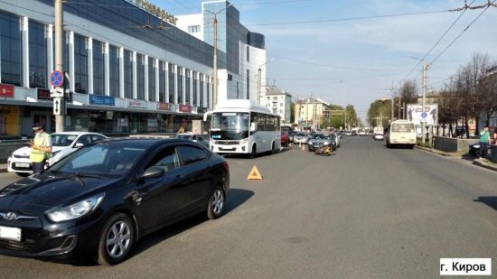 В Кирове у ЦУМа произошла массовая авария с участием мотоциклиста и автобуса