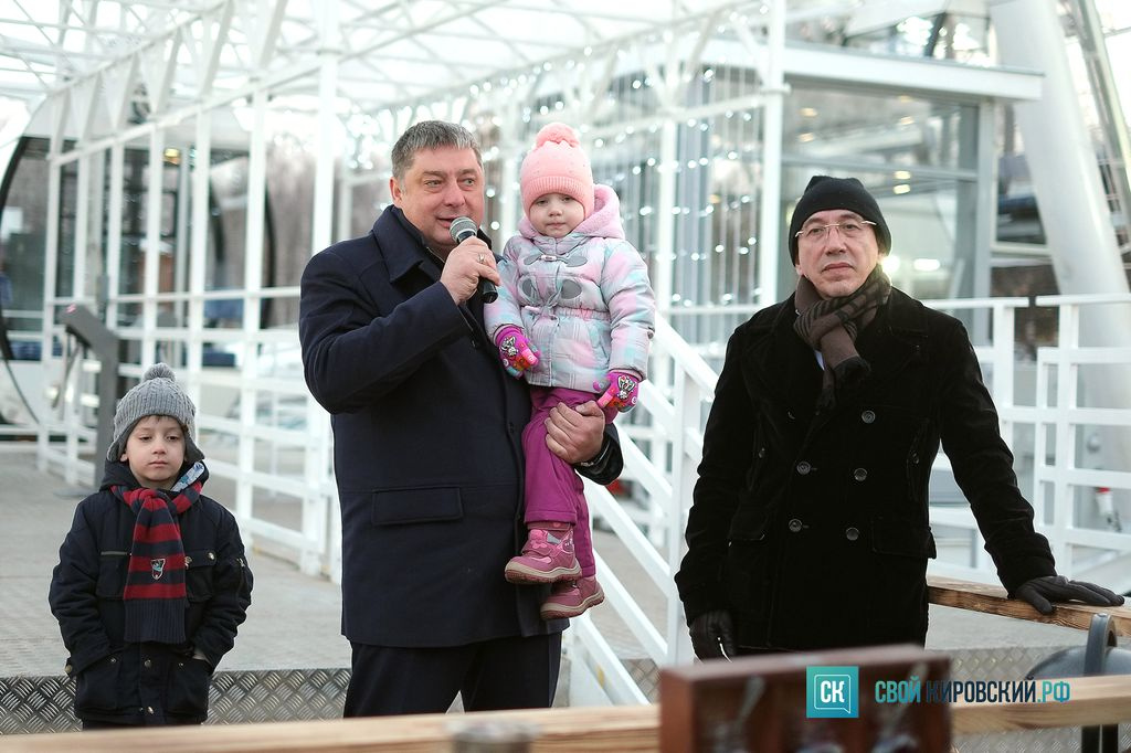 Хозяева кировского. Владелец в Киров. Крепостнов Валерий прокатился с внуками на колесе обозрения.