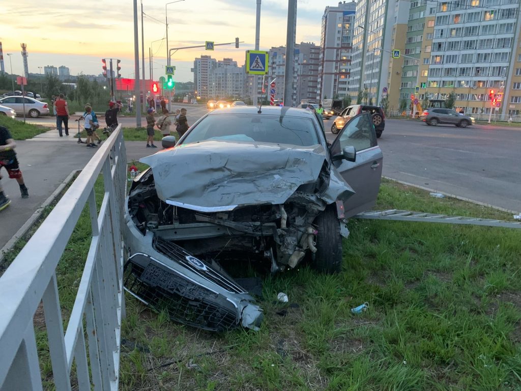 В Кирове на улице Попова вылетевший на тротуар «Форд» сбил 6 человек |  17.08.2021 | Киров - БезФормата