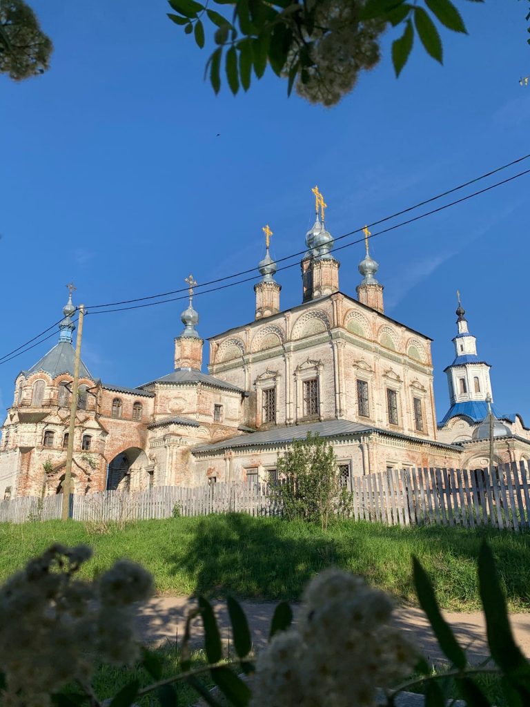 В Кировской области жена священника стала блогером, чтобы восстановить храм  | 06.08.2021 | Киров - БезФормата