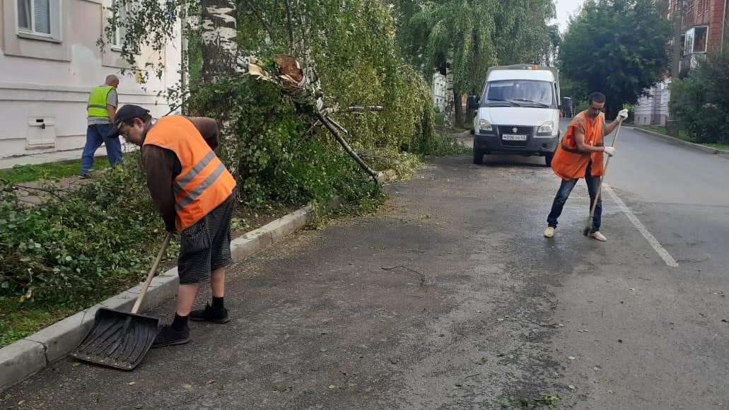 После киров. Плохие дороги во дворе. Киров ураган 21 школа.