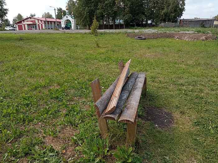 «Аллею всех» в Омутнинске испортили вандалы: сломали скамейки, вырвали вывеску