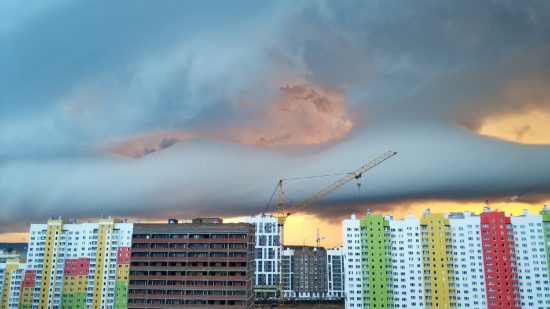 В Кирове запечатлели редкие по форме облака-предвестники шквала