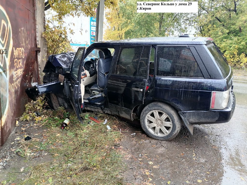 В Кирове пострадали трое, когда «Рендж Ровер» врезался в гараж | 25.09.2021  | Киров - БезФормата