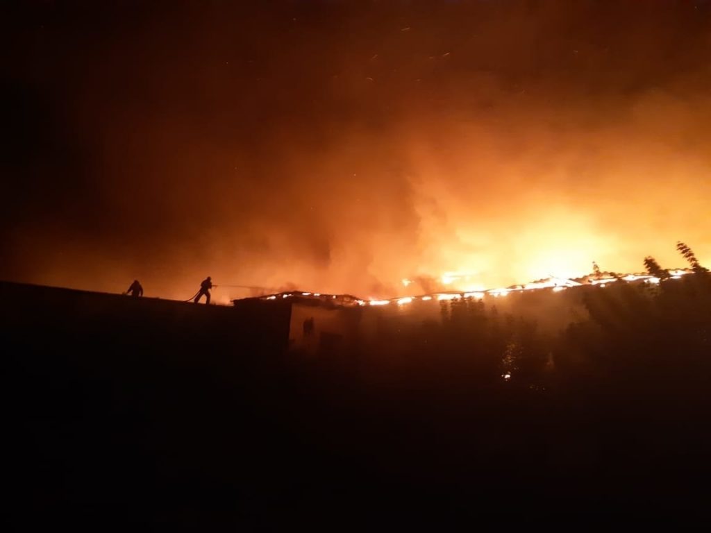 В Малмыже ночью загорелось производственное здание