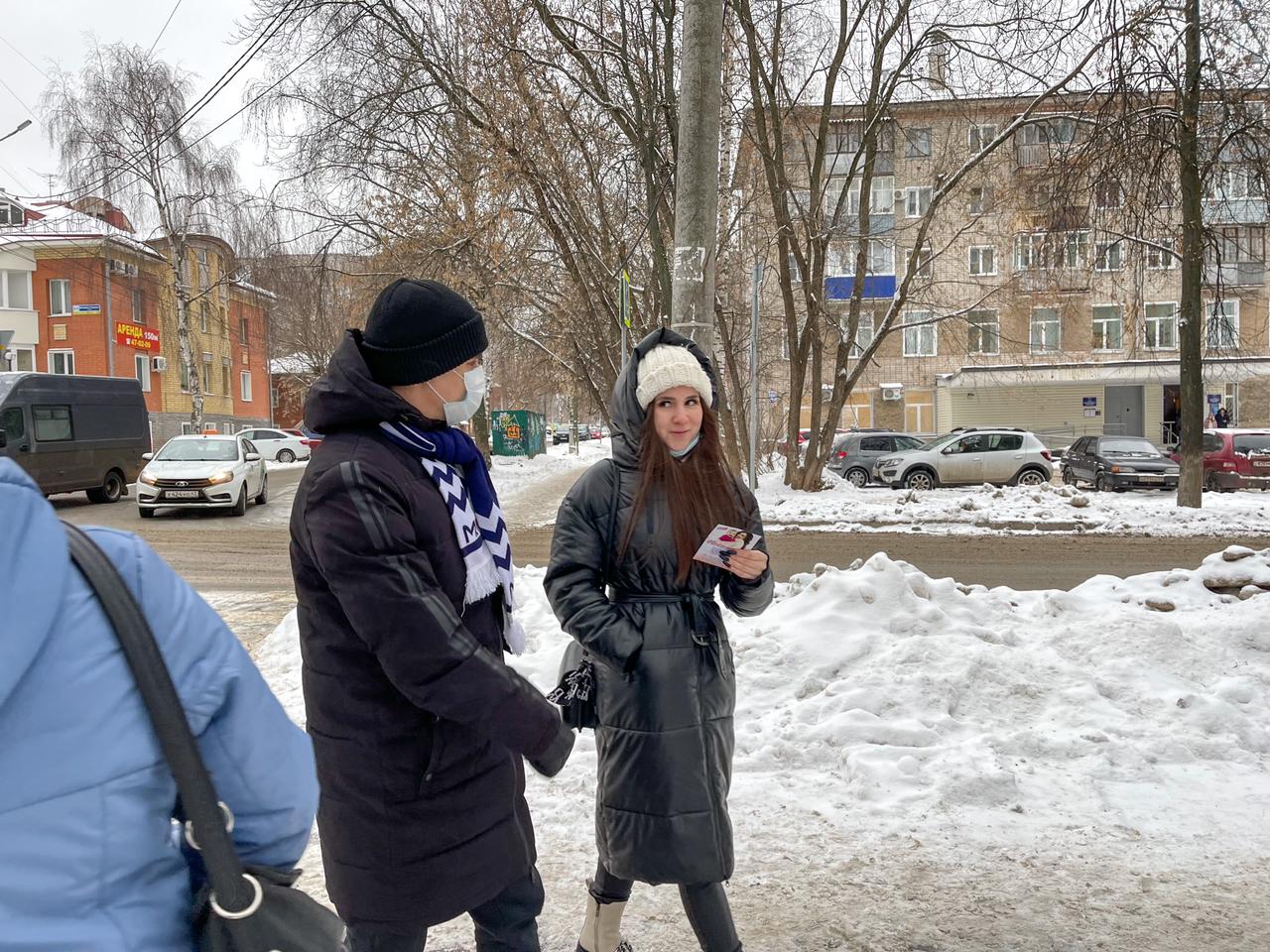 Активисты «Единой России» и «Молодой Гвардии» поздравили кировчанок с Днем матери