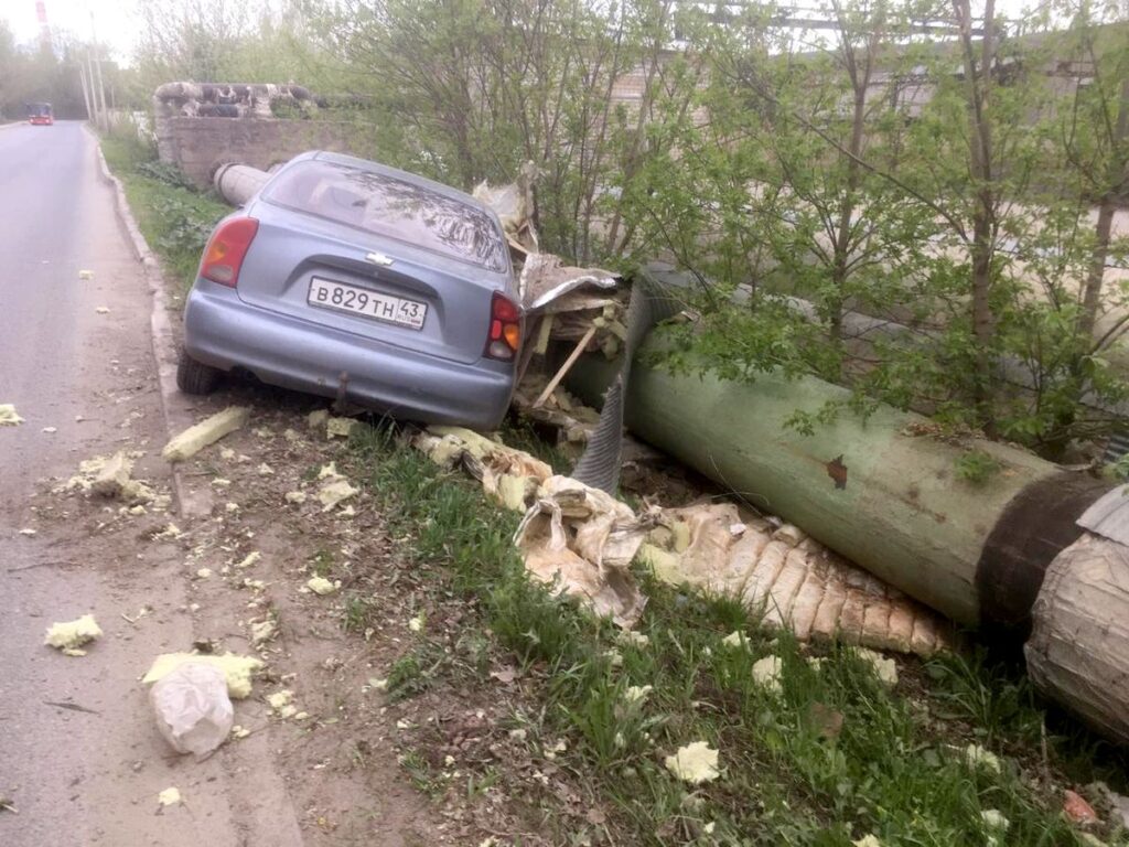 Легковой автомобиль повредил трубопровод на ул. Сормовской г. Кирова |  21.05.2024 | Киров - БезФормата