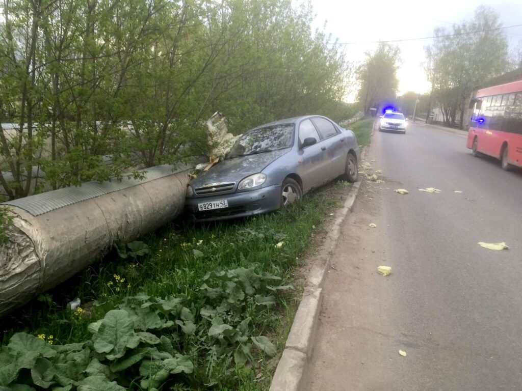 Легковой автомобиль повредил трубопровод на ул. Сормовской г. Кирова